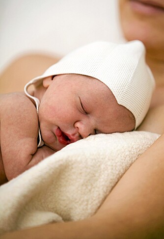 BEROLIGENDE: Babyen skriker mindre om han eller hun får nok hudkontakt rett etter fødselen.