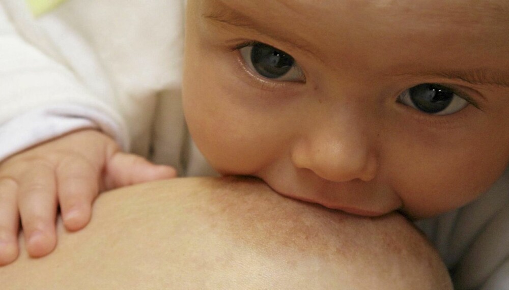 NÆR MAMMA: Babyen bør få tilgang til rikelig med naken hus - uansett om du ammer eller ikke.