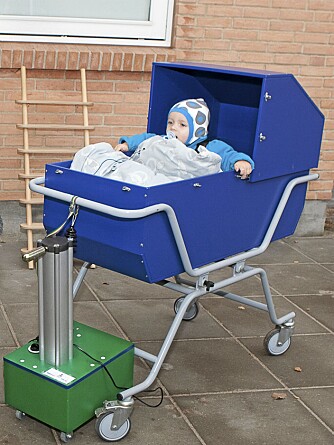 ROBOT: Slik ser den altså ut, roboten som sørger for jevn vugging av barnehagebarn i Danmark.