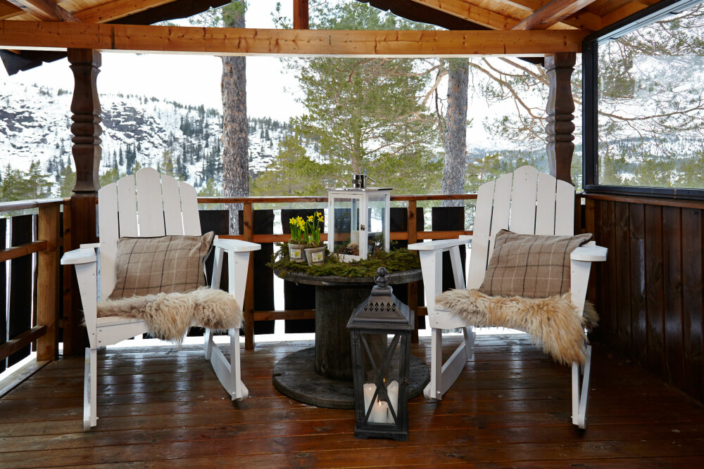 UTEPLASS: På fremsiden av hytta har paret laget en uteplass med gode stoler og lykter.