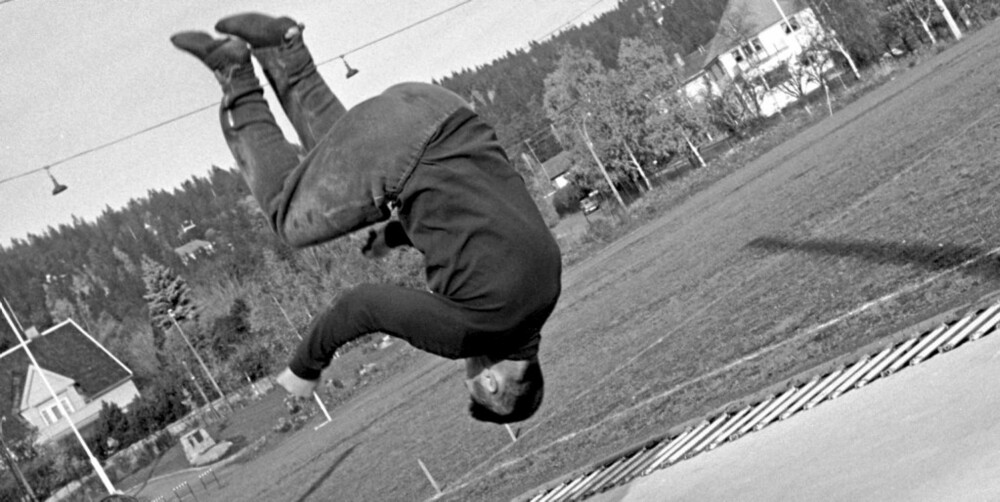 IKKE HOPP ETTER: Skihopperen Bjørn Wirkola i 1965 under sommertrening. DSB anbefaler ikke å hoppe etter.