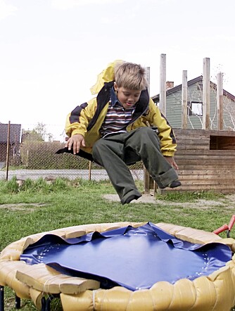SIKKERHET: Selv på små trampoliner bør man ta sikkerheten på alvor.