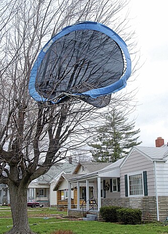 BLÅST BORT: Om trampolinen ikke er sikret, kan vinden ta den. Her fra Indiana i USA.