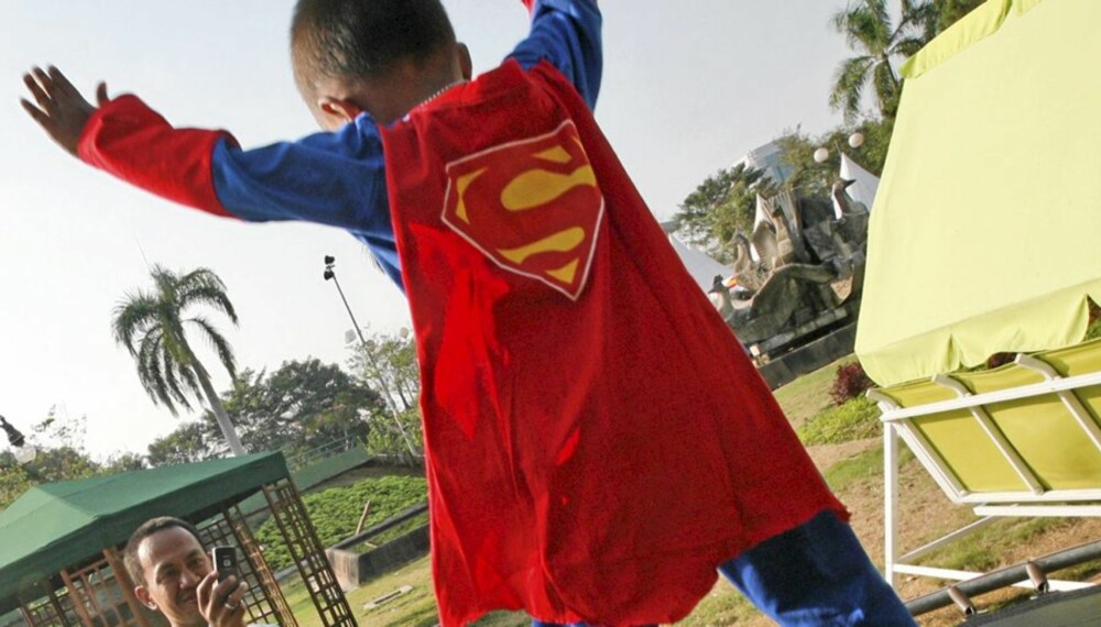 SUPERMANN: Selv med supermanndrakt, kan det være farlig å hoppe på trampoline om sikkerheten er dårlig.