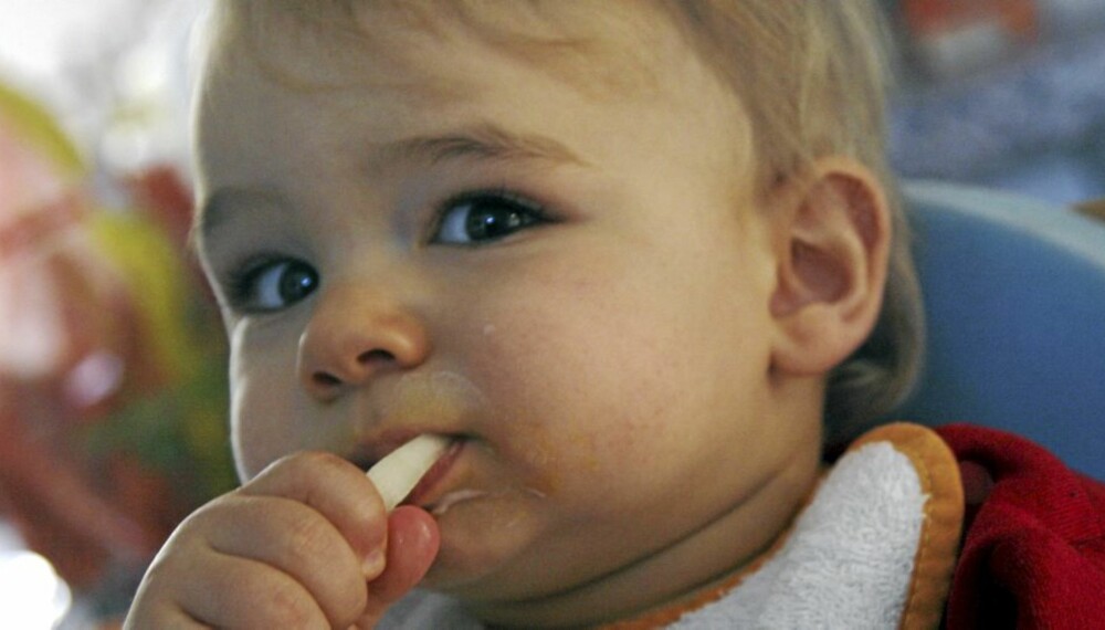FINGERMAT: Småbarn har en tendens til å smake på det de finner. Engstelige foreldre kan kan ta det med ro; det meste er ufarlig.