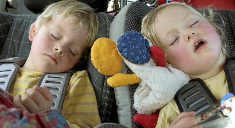 STIGER RASKT: Barn må aldri etterlates i en varm bil.