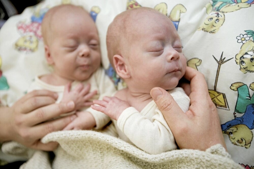 FINNER ROEN: Christian og Haakon er født tre måneder før termin. Musikk hjelper de små tvillingene til å finne ro og trygghet.