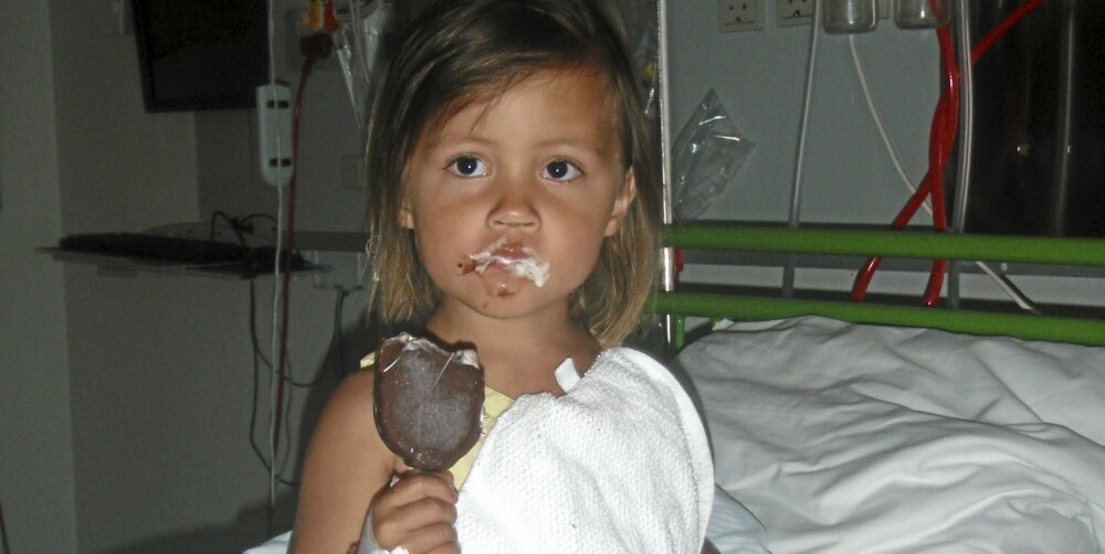 PÅ SYKEHUSET: Signe fikk en velfortjent is da hun våknet på sykehuset etter ulykken. Foto: privat