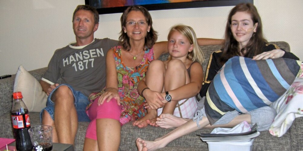 ETTER 2 DAGER: Hanne kan sitte i stua og prate med pappa Svein Egeland (f.v.) mamma Bente Egeland og lillesøster Mari Egeland.