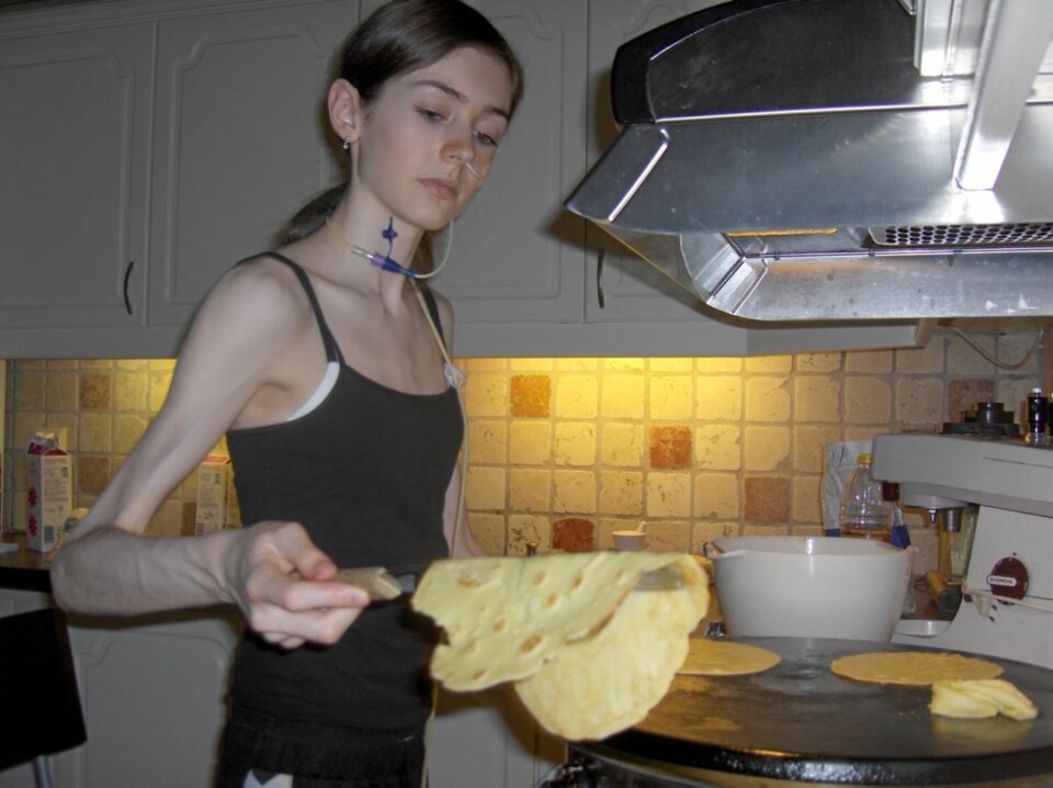 ETTER TRE UKER: Hanne lager pannekaker.