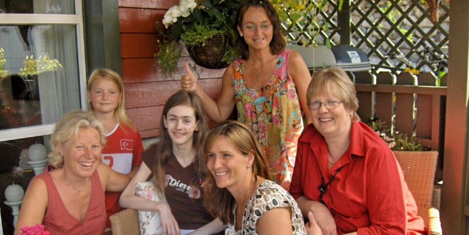 DAG 3: Siste dag med treningen Lightning Process:  LP-instruktør Vibekke Hammer (foran f.v.), Hanne Egeland, LP-instruktør Live Landmark, LP-instruktør Barbara Harvey fra England, lillestøster Mari Egeland (bak f.v.) og mamma Bente Egeland.