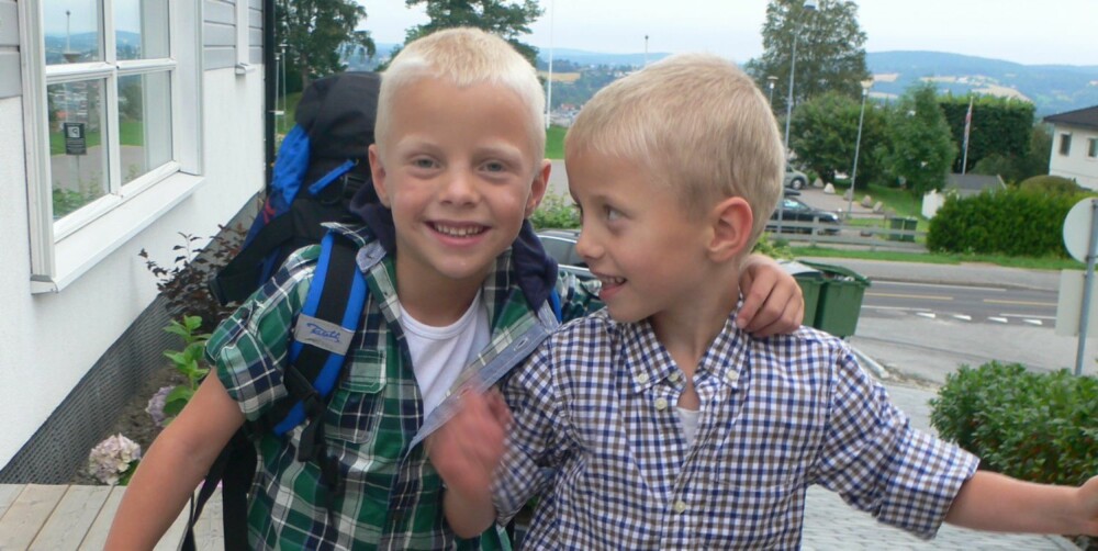 FØRSTE SKOLEDAG: Henning (t.v.) og Sindre (t.h.) på vei til hver sin skole.