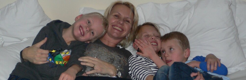 MAMMAKOS: Cathrine med alle barna - fra venstre: Henning, Karoline og Sindre på Sansehuset.