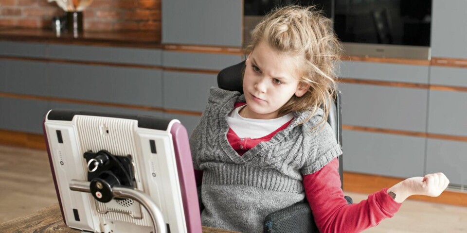 VIKTIG KOMMUNIKASJON: Det å kunne bruke språket og få kommunisere sine tanker og følelser til familie og venner er helt avgjørende for barnets utvikling. Hanne gjør også lekser via Tobii.