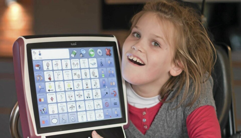 SYMBOLSPRÅK: Hanne kan bare snakke med øynene, men takket være et nytt datamaskinprogram kan hun kommunisere med omverdenen. Foto: Bjørg Hexeberg Staveli