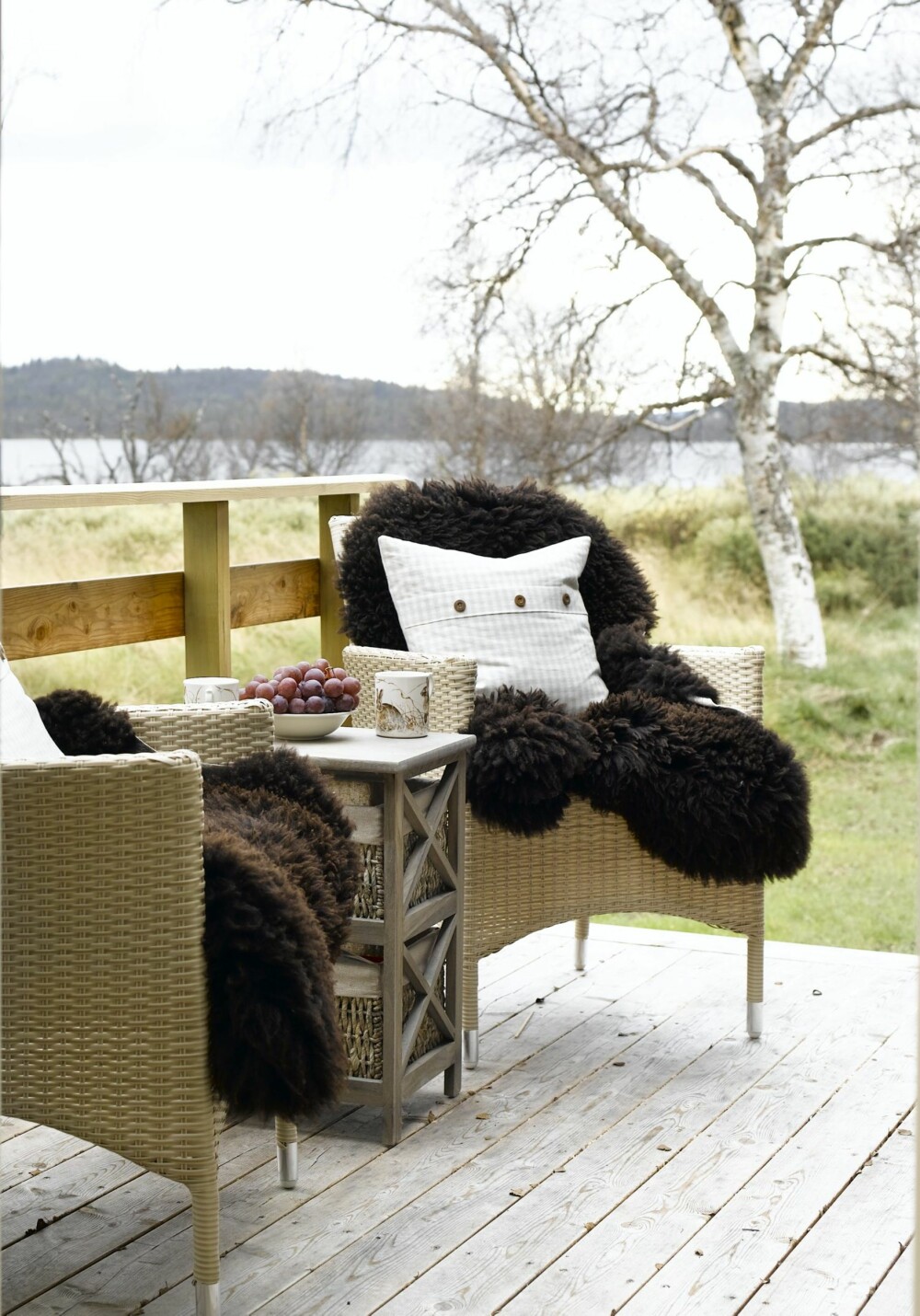 SKINN: Legg lodne saueskinn i stolene og pakk deg inn i varme pledd. SKINN: Legg lodne saueskinn i stolene og pakk deg inn i varme pledd.