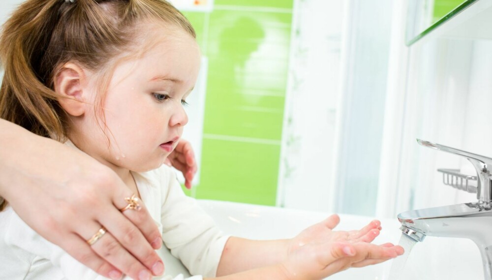 HUSK Å SMØRE: God håndhygiene er viktig, men hyppig vask tørker ut huden. Barn med tørr hud bør smøre seg etter hver håndvask, i tillegg til morgen og kveld, anbefaler farmasøyter.