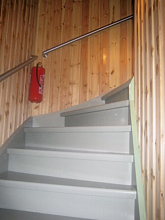 FØR: Trappen mellom andre og tredje etasje så slik ut for opppussingen.