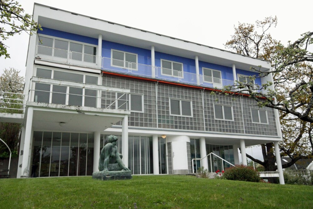 VILLA STENERSEN: Dette er et av funksjonalismens ikonbygg, tegnet av Arne Korsmo for finansmannen og kunstsamleren Rolf Stenersen. Bruken av blått i fasaden går igjen i flere av byggene fra den tiden.