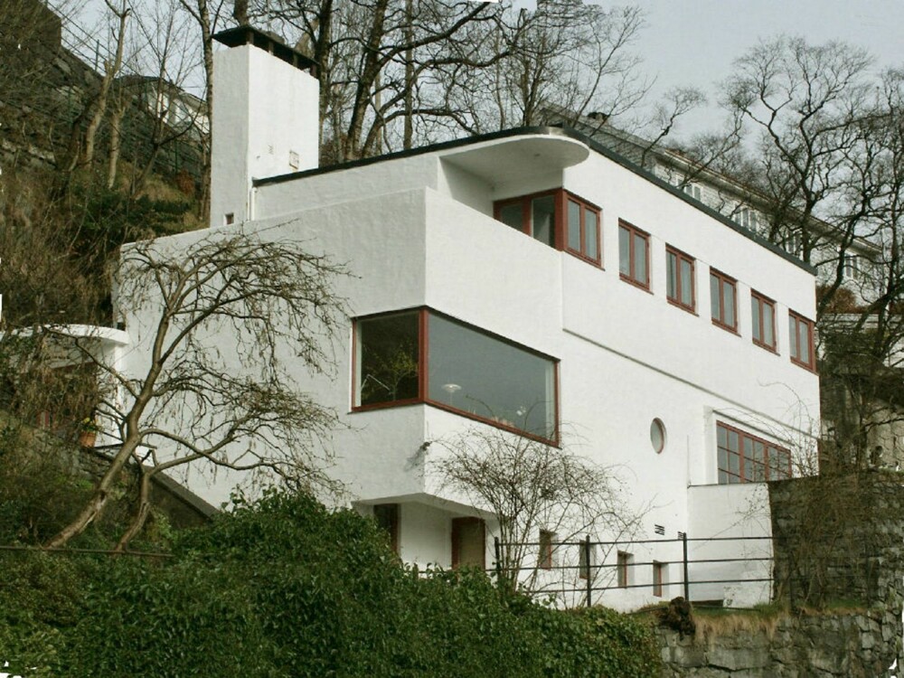 FUNKIS I BERGEN: Denne villaen er tegnet av Leif Grung og ligger i Bergen. Den viser tildels hvordan funksjonalismen benyttet seg av tverstilte elementer, og hvordan fasaden ble komponert av de ulike elementene.