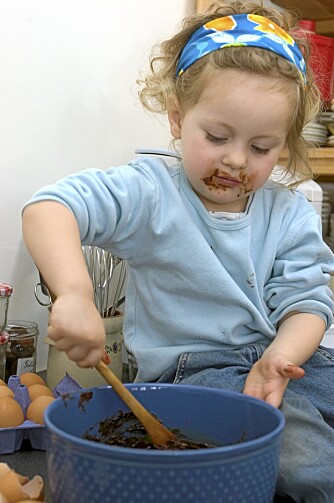 TIDLIG KRØKES: En 2-åring kan delta i matlagingen, for eksempel røre eller helle ingredienser i bollen.