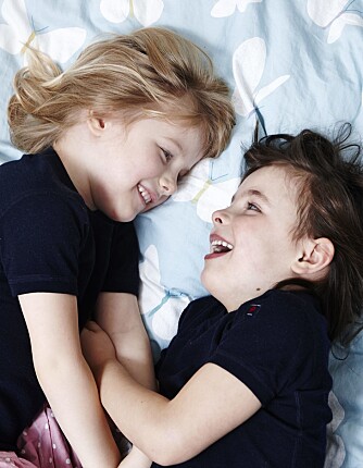 FORSKJELLIGE: Med ett A- og ett B-barn blir det lite tid til søvn for fedrene.