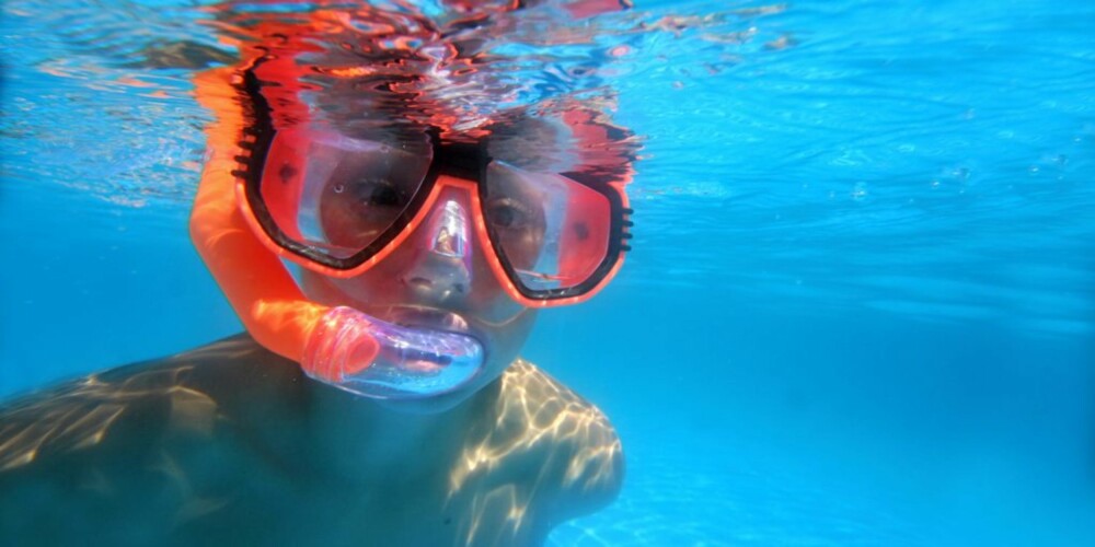 SVØMMEDYKTIG: Foreldrene oppfordres til å lære barna å bli glad i vann selv. Bare annenhver tiåring i Norge kan svømme.