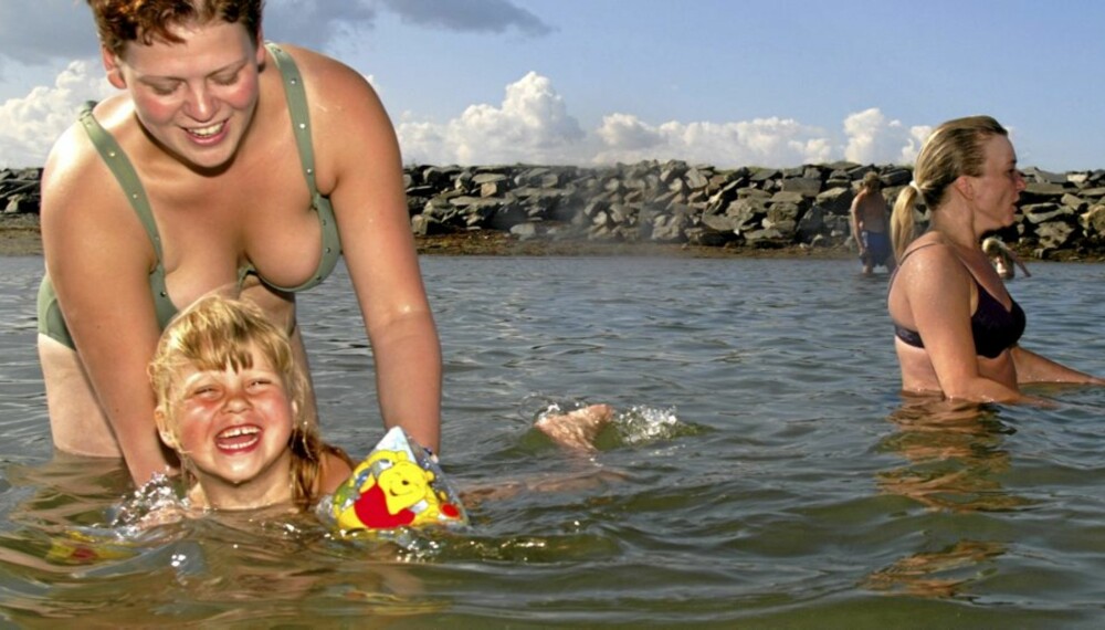 VANNVENN: Lek i vannet gjør det enklere for barna å like seg i vann.