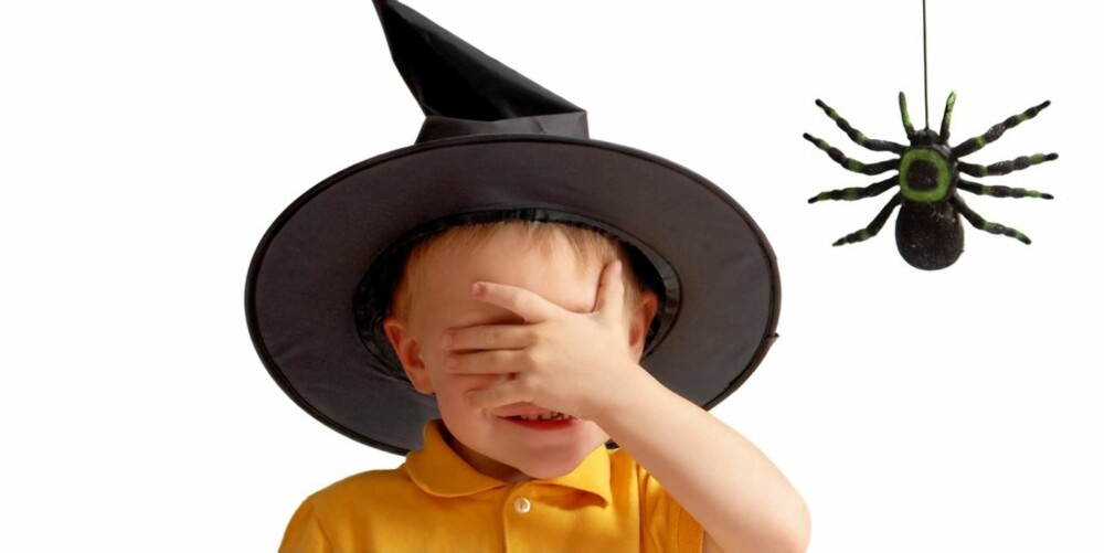 REDDE BARN: Noen barn kan synes Halloween er skummelt. Vis dem at spøkelser og andre uhyrer bare er vanlige barn, ved å be dem ta av seg masken et lite sekund. REDDE BARN: Noen barn kan synes Halloween er skummelt. Vis dem at spøkelser og andre uhyrer bare er vanlige barn, ved å be dem ta av seg masken et lite sekund.