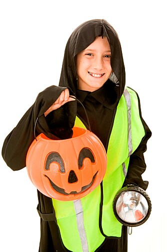 LOMMELYKT: La barnet ha en lommelykt når det går for å samle inn godteri på Halloween. Da er det godt synlig i trafikken, og ser bra selv. LOMMELYKT: La barnet ha en lommelykt når det går for å samle inn godteri på Halloween. Da er det godt synlig i trafikken, og ser bra selv.