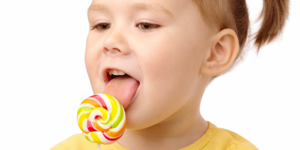 NOK GODTERI: Et barn på fire år bør maksimalt spise eller drikke dette i løpet av en uke: 2 glass saft, 1 kanelsnurre, 4 Mariekjeks og 5 dl popcorn.