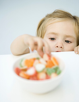 LITT ER NOK: For barn er det ofte antall biter som er mest viktig når det gjelder hvor mye godterier de får. "Klipp godteriet i mindre biter", råder eksperten.