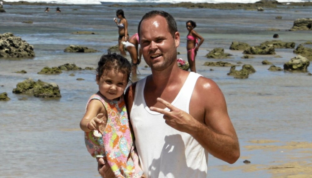 PÅ TUR Marius Holmsen (36) er fast spaltist i Foreldre & Barn og skriver om livet alene med datteren Maria (2 1/2). Det ble et sterkt møte med gatebarn i Brasil.