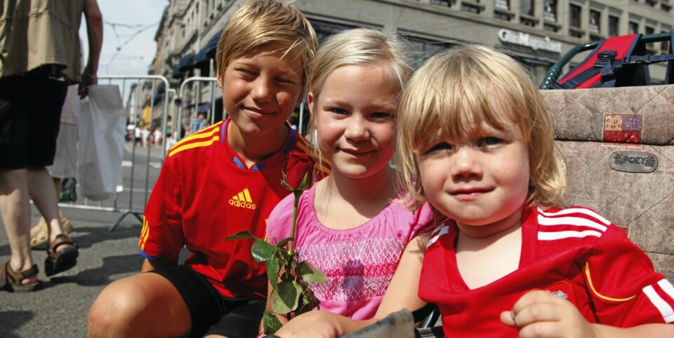 BEHOV FOR TRYGGHET: Foreldrene til Mina, Lars og Even har merket at barna har hatt ekstra behov for trygghet, og tror blomsterhavet kan gjøre dem enda litt tryggere.