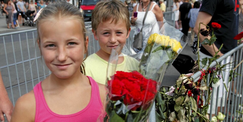 GODT Å SE I VIRKELIGHETEN: Søsknene Celine (11) og Marcus( 9) Brekkli var i utlandet på sommerferie 22.juli, men synes det var fint å se alle blomstene i virkeligheten, og ikke bare på tv.