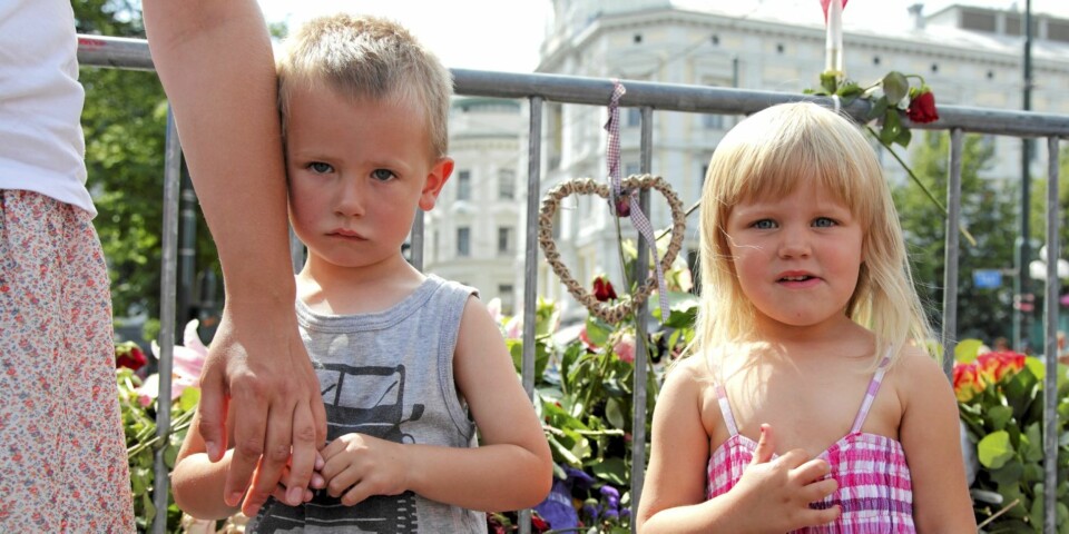 VANSKELIGE SPØRSMÅL: Milla Henriette Onarheim og Magnus Lund Rasmussen, som er fetter og kusine, synes det er rart å tenke på at det var unge som ble såret og døde. - Kommer du til å legge ned blomster når jeg dør? har Milla spurt bestemoren sin.