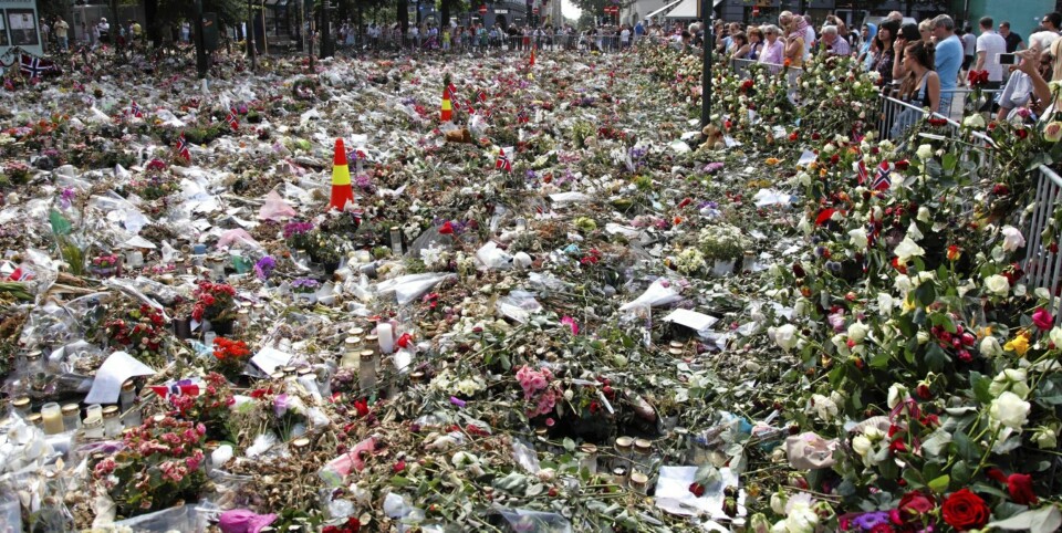 BLOMSTERHAV: Tusenvis av barn har lagt ned blomster utenfor Domkirken.