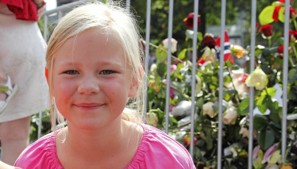 FIN FØLELSE: Det var en god følelse å legge ned blomster ved Oslo Domkirke etter bombeattentatet og drapene på Utøya, synes Mina ( 8) .