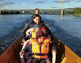 BRUKER NATUREN: Merethe og Johan Mikkel lærer barna å ferdes både til vanns med båt og på scooter over viddene.