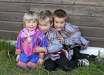 SELVSTENDIGE: Johan Mikkel har tro på at den tradisjonelle samiske oppdragelsen gir selvstendige og frie barn som tidlig er i stand til å passe på seg selv.