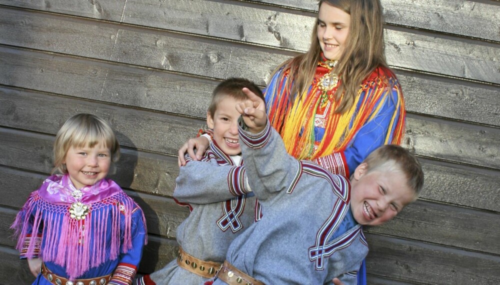 GOD BLANDING: Mia Jeanette (3), tvillingene Mika og Martin (5) og eldstejenta Marianne (10) får en god miks av samisk og norsk oppdragelse.