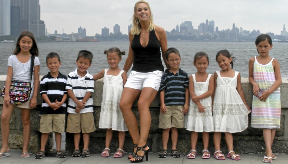 FAMILIETUR TIL NEW YORK CITY: Fra venstre: Carla (10), Joel (6), Colin (6), Alexis (6), mamma Kate, Aaden (6), Leah (6), Hannah (6) og Mady (10).