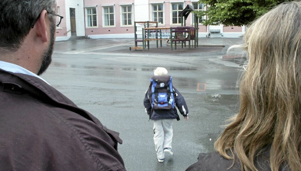 SKOLESTART: Det kan være tøft for foreldrene å sende seksåringen avgårde på skolen. Med disse tipsene får barnet en trygg start.