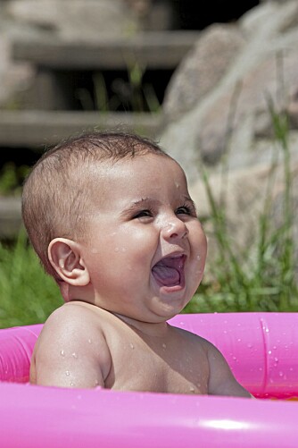 FJERN LEKER: Ikke ha leker i bassenget når dere ikke bader, slik at barnet ikke blir fristet til å forsøke å få tak i lekene på egenhånd.