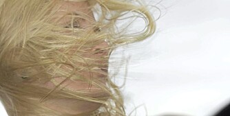 Mette-Marit hadde et svare strev med å holde håret på plass under besøket på Utsira tirsdag.