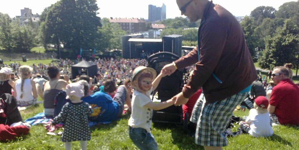 DANSEGLEDE: Ella, Syver og pappa Haagen rocker på festival.