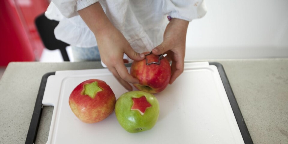 NY STJERNEFRUKT: Filippa syntes det var supergøy å bruke pepperkakeformene til å lage mønster i eplene.  Dette er en stjernefrukt, sier Filippa fornøyd.