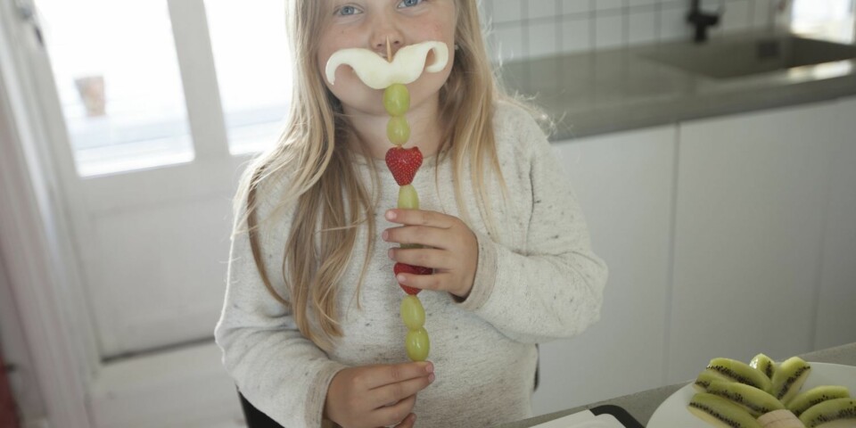 TRØNDERSPYD: Leonora viser stolt frem sitt fruktspyd. Den har en bart, sier Leonora og ler.