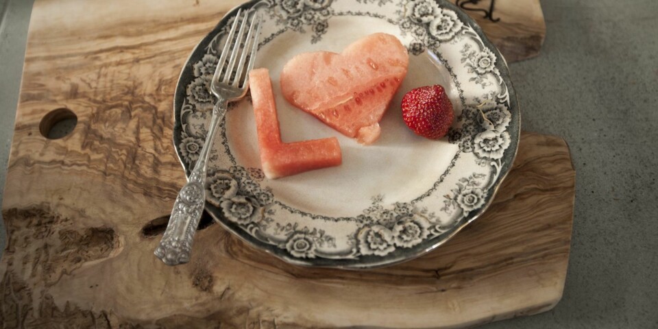 LOVE: Kjærlighetsfrukt lager du lekende lett ved å bruke noen peperkakeformer