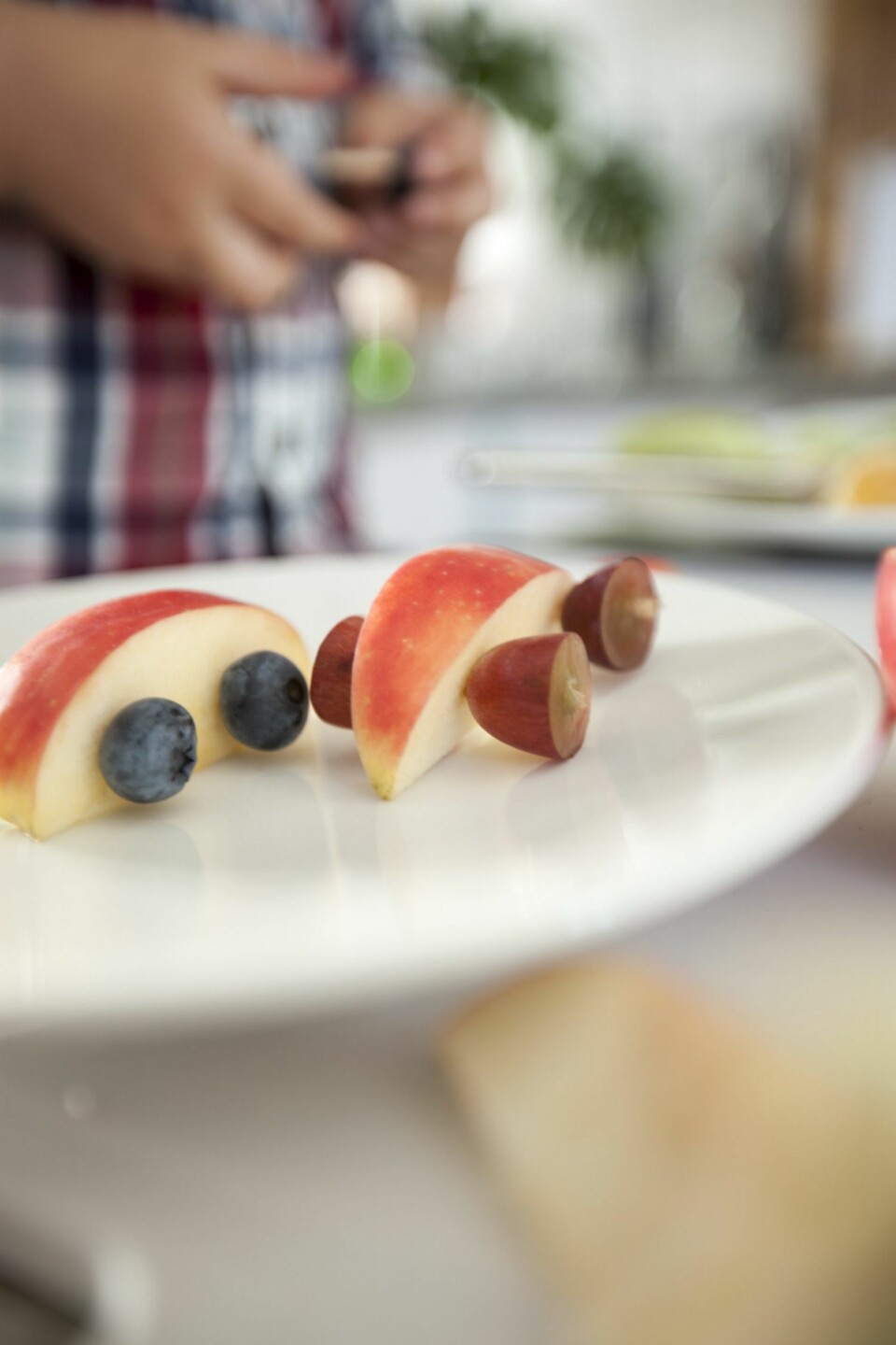 VROOM: Ferdinand syntes å lage eplebiler var det gøyeste. En sikker vinner blant de små, sier Pappa.